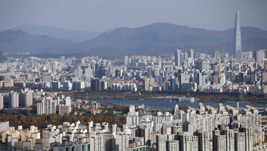 신혼부부 특별공급과 생애최초 특별공급 소득 요건이 일부 완화된다. 사진은 서울 시내 아파트 모습.   연합뉴스